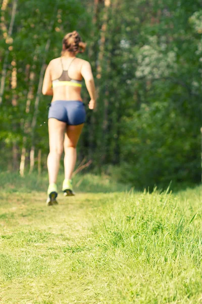 Joven chica de deportes corriendo, trotando —  Fotos de Stock