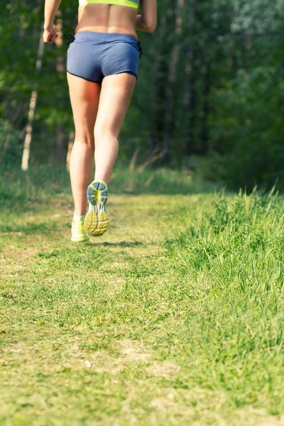 Τρέξιμο το πρωί, στα πόδια του κοριτσιού σε πάνινα παπούτσια — Φωτογραφία Αρχείου
