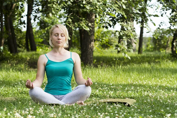 Yoga y gimnasia — Foto de Stock