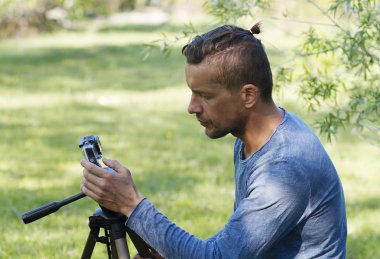 bir video kamera ile genç adam