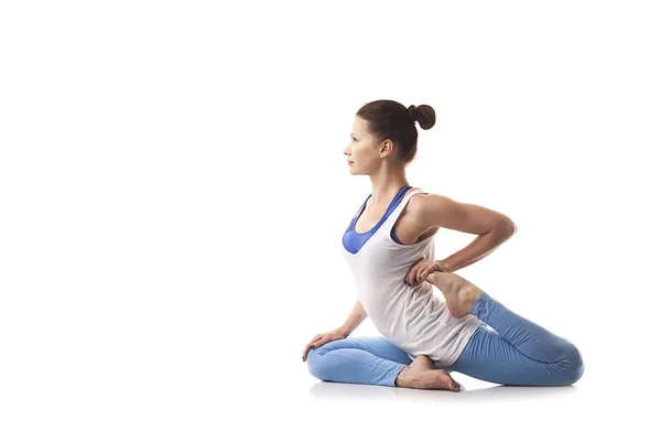 Pratique ioga e ginástica. Jovem flexível praticando ioga — Fotografia de Stock