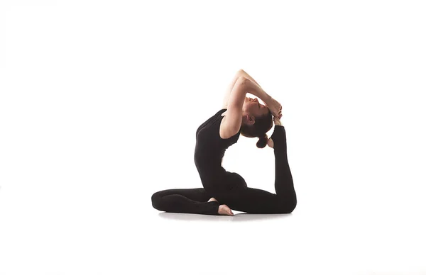 Ung flicka praxis yoga och gymnastik — Stockfoto