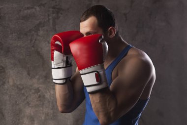 Genç kaslı adam boksör