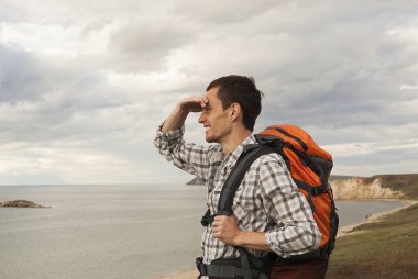 Genç turizm adam göl, Deniz Baykal, yaz turist üzerinde bir sırt çantası ile yürümek, özgürlük ve mutluluk, güzel yaban hayatı