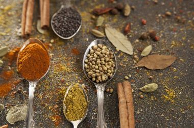 Baharatlar, renkli aromatik baharat, biber, hardal, biber, kişniş, tarçın çeşitli