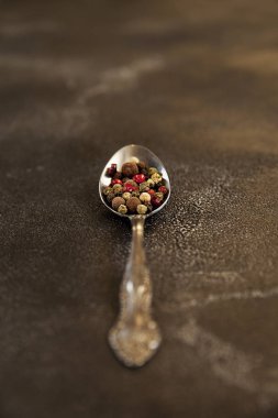 bir kaşık, karabiber, kırmızı biber, güzel kokulu biber, karabiber