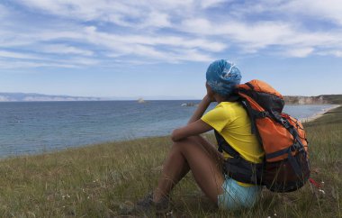 Genç turist kızla Hiking, Sibirya dağ Baykal Gölü, bir yaz yürüyüş üzerinde bir sırt çantası