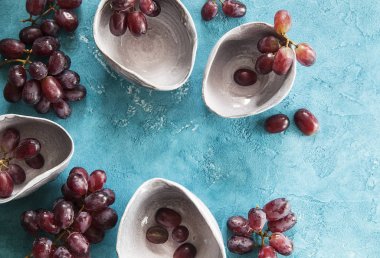 mavi bir arka plan üzerinde kırmızı üzüm, üzüm demet