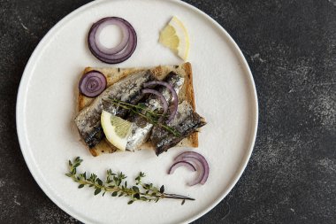 Balık ve limonlu taze tost. Balık sandviçi.