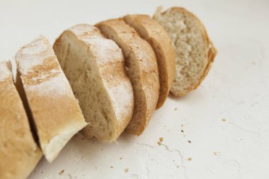 Ekmek. Beyaz arka planda ekmek ya da buğday unu..