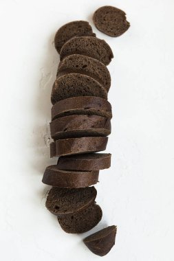 Ekmek. Beyaz arka planda ekmekli ekmek ya da çavdar unu. Çavdar ekmeği.