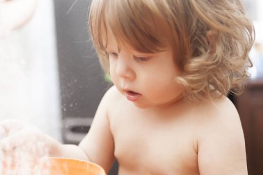 Gülümseyen komik küçük bir çocuğun portresi, mutlu kıvırcık bebek