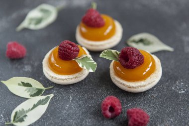 Havalı kek. Kremalı pasta. Koyu arkaplanda gurme tatlısı.