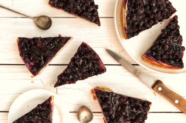 Çilekli tart. Taze pişmiş kuşüzümü turtası. Gurme hamur işleri, geleneksel Avrupa mutfağı.