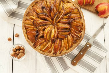Elmalı tart. Taze pişmiş elmalı turta. Gurme hamur işleri, geleneksel Avrupa mutfağı.