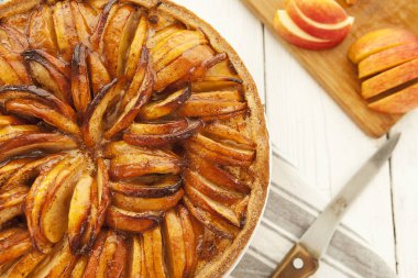 Elmalı tart. Taze pişmiş elmalı turta. Gurme hamur işleri, geleneksel Avrupa mutfağı.