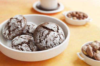 Altın arka planda çikolatalı kurabiyeler, ev yapımı kurabiyeler.