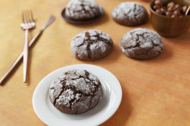 Altın arka planda çikolatalı kurabiyeler, ev yapımı kurabiyeler.