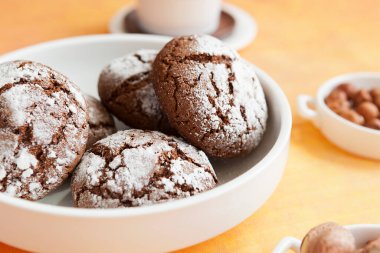 Altın arka planda çikolatalı kurabiyeler, ev yapımı kurabiyeler.