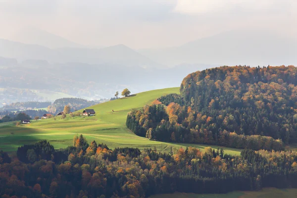 Slunečný den října v Rakousku. Podzim v Alpách — Stock fotografie