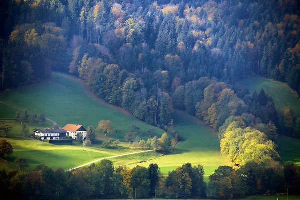 Slunečný den října v Rakousku. Podzim v Alpách — Stock fotografie