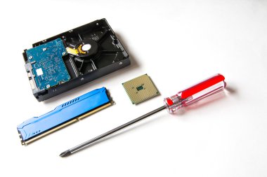 Beyaz bir arka plan üzerinde bilgisayar bileşenleri