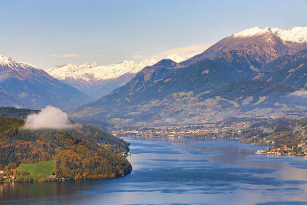 Slunečný podzimní den na jezeře v horách jižního Rakouska — Stock fotografie
