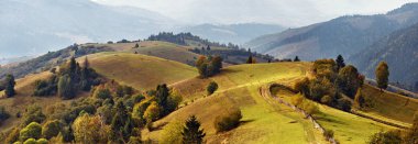 Sonbahar Bahçe dağlarda. Tepelerde düşmek 