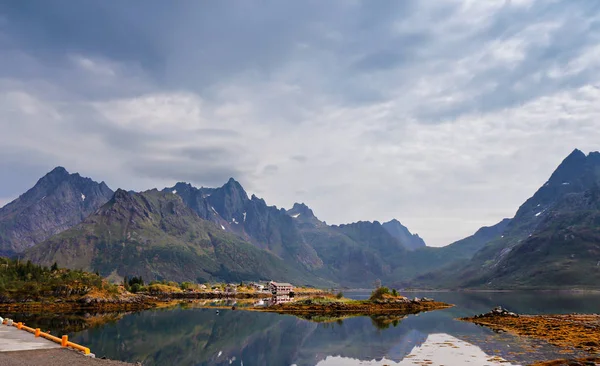 Noorwegen eiland in de fjord. Bewolkt Nordic overdag. Hotel op het eiland — Stockfoto
