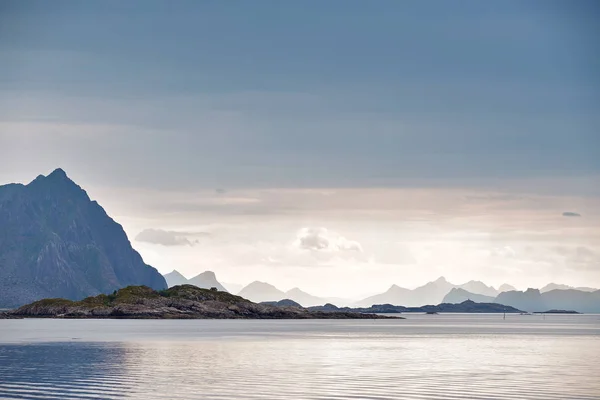 Fjord van Noorwegen en eilanden. Bewolkte Nordic dag. — Stockfoto