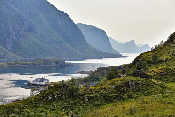 Νορβηγία χωριά στο φιόρδ. Συννεφιασμένη μέρα Σκανδιναβική. — Φωτογραφία Αρχείου