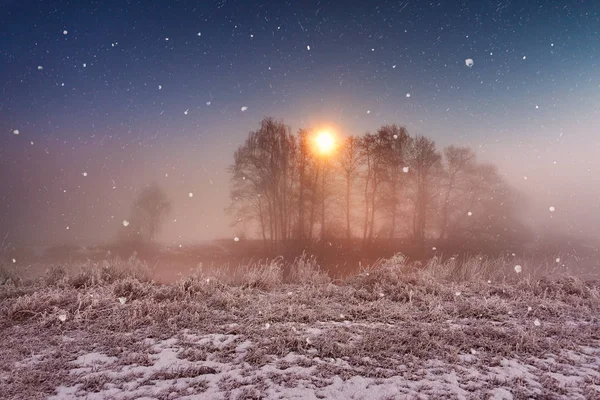 Magica notte di Natale invernale. Scena delle nevicate su un fiume — Foto Stock