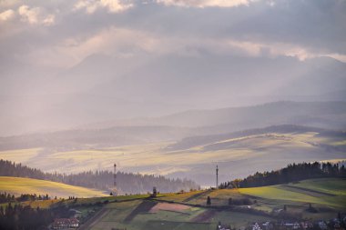 Polonya sonbahar tepeler. Dağ köyünde güneşli Ekim gün