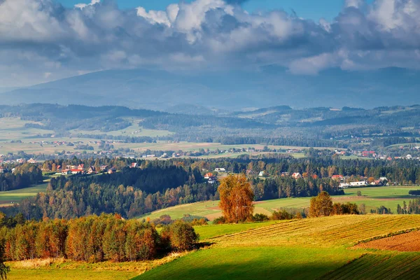 Kopce na podzim Polsko. Slunečný den října v horské vesnici — Stock fotografie