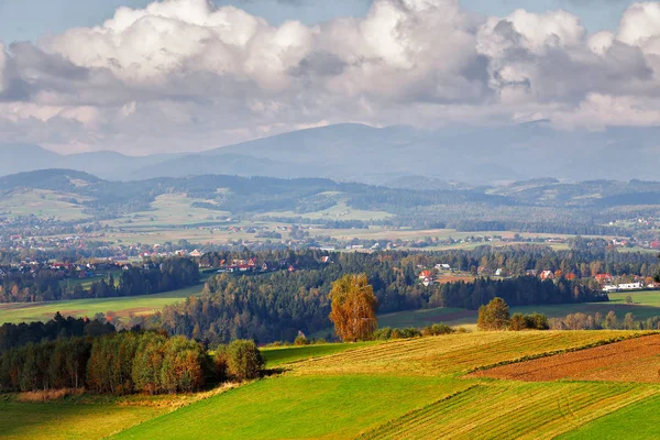 Polonia colinas de otoño. Soleado día de octubre en pueblo de montaña — Foto de Stock