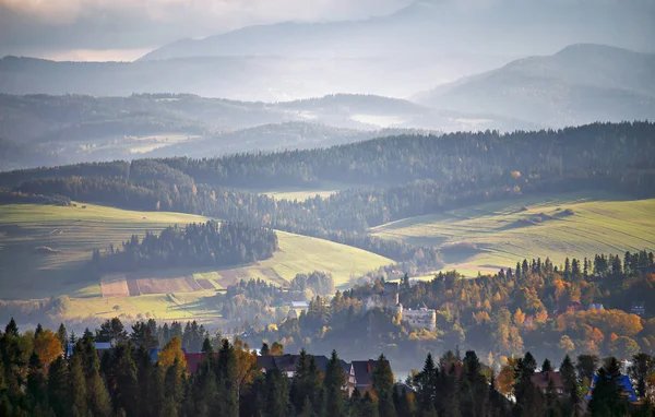 Polonia autunno colline. Giorno di ottobre soleggiato in villaggio di montagna — Foto Stock