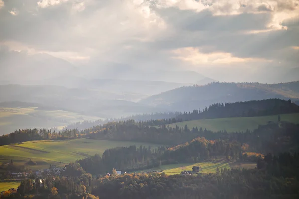 Kopce na podzim Polsko. Slunečný den října v horské vesnici — Stock fotografie