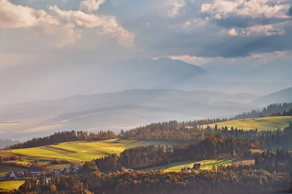 Polonia colinas de otoño. Soleado día de octubre en pueblo de montaña — Foto de Stock