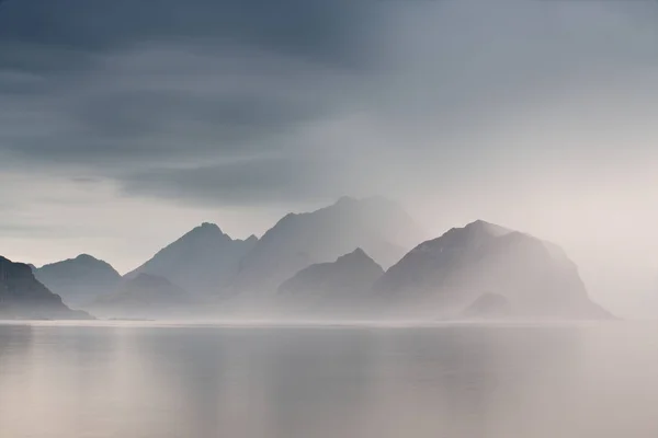 Летние облачные Лофотенские острова. Туманные фьорды Норвегии . — стоковое фото