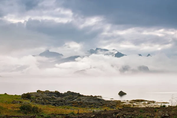 Costa de Noruega mar en las nubes de niebla. Día nublado nórdico . — Foto de Stock