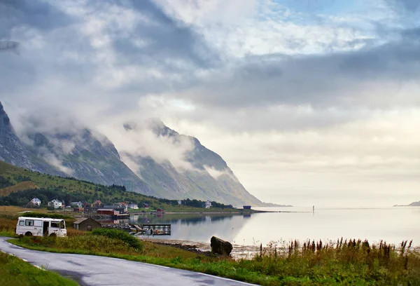 Norsko vesnice ve fjordu. Zamračený den Nordic. — Stock fotografie