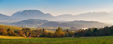 Slovakya sonbahar güneşli sabah panorama. Kırsal sonbahar sahne