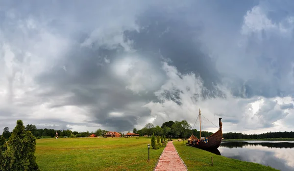 Paesaggio tempesta estiva. Cielo nuvoloso drammatico. Uragano e pioggia — Foto Stock