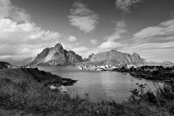 Pueblo de Noruega en un fiordo. Día de verano soleado nórdico . — Foto de Stock