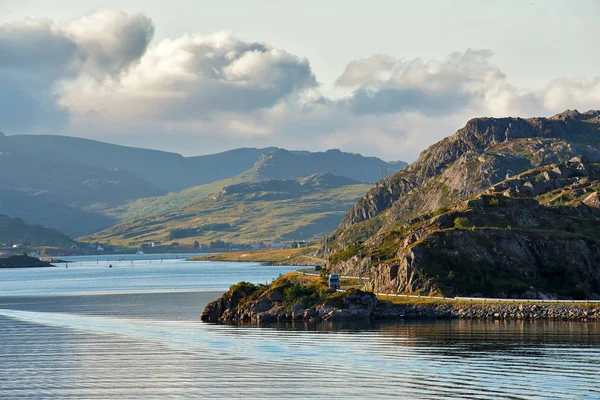 Noorwegen weg aan de kust van een fjord. Noordse zonnige zomerdag. — Stockfoto