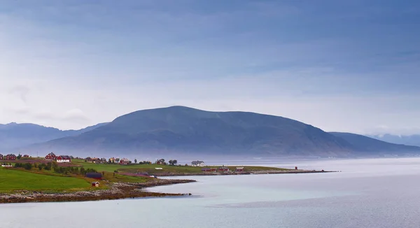 Norwegia wieś na fiord. Nordic summer pochmurny dzień. — Zdjęcie stockowe