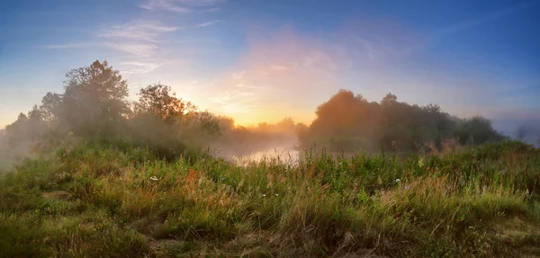 Summer misty sunrise on the river. Foggy river in the morning. P — Stock Photo, Image