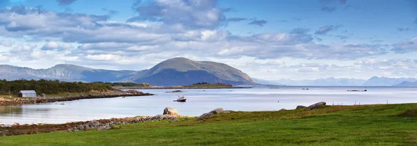 Norwegische Landschaft sonniges Sommerpanorama — Stockfoto