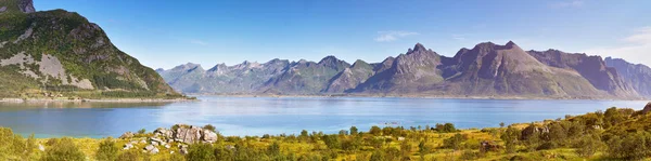 Norwegische Fjord. sonniges Sommerlandschaftspanorama — Stockfoto