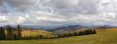 Bahar dağ panorama. Bulutlar ve tepeler üzerinde güneş